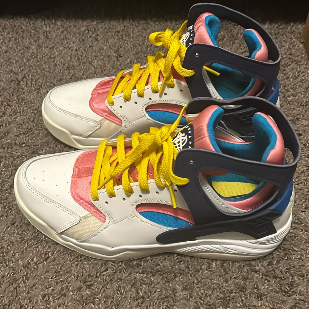 Air Flight Huarache. Worn once! Color:SAIL/MIDNIGHT, NAVY-CORAL CHALK,MARINE